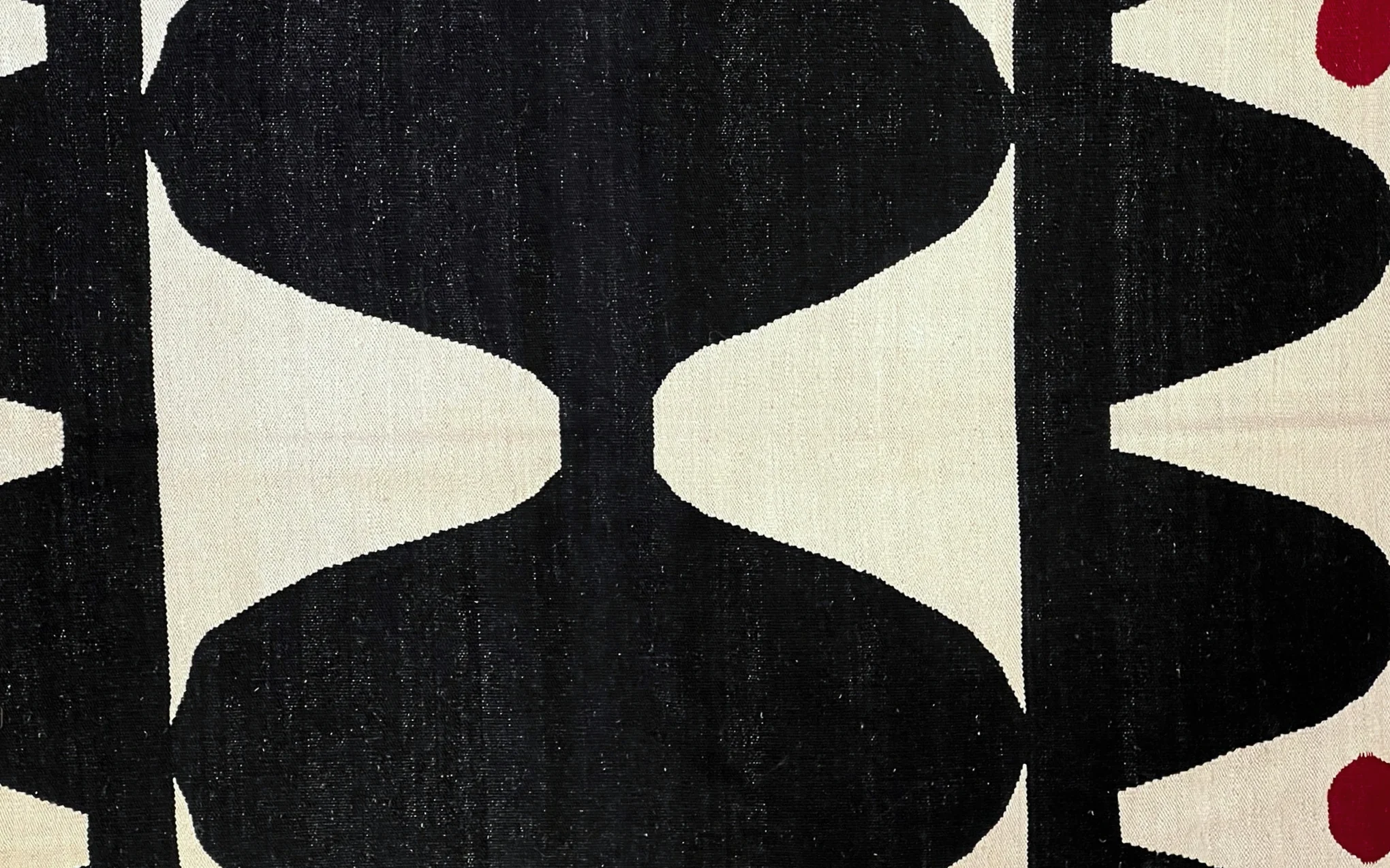 Modern Kelim – black triangles w. ruby dots - Image 2